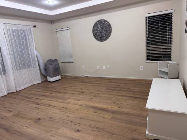 $845 / 6br - 250ft2 - Nice Big room with balcony (Lancaster)