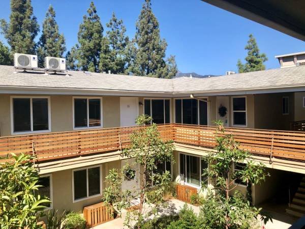 $2,215 / 1br - 708ft2 - Laundry Facilities, Courtyard, Refrigerator (296 N Oakland Ave, Pasadena, CA)