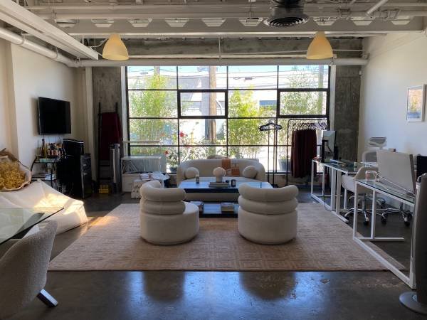 $5,575 Floor to Ceiling Windows! Ground Floor, Easy Access Space (Santa Monica)