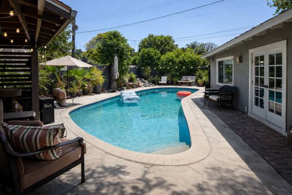 [$2,600 / 425ft2 - Fully Furnished Pool and Garden View Studio Next to NOHO West (North Hollywood)]