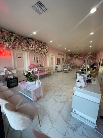 Station and private Room rental/ Hair ,Nails and etc (Glendale)