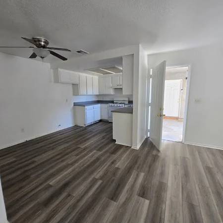 $1495.00 / 2br - 950ft2 - Rosamond Garden Apartments