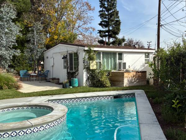 $3,300 / 1br - 550ft2 - Detached Guest House in Burbank with salt water pool