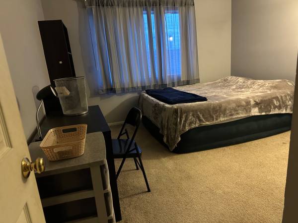 $330 / 2br - Weekly Room Rental - North Hollywood (North Hollywood)