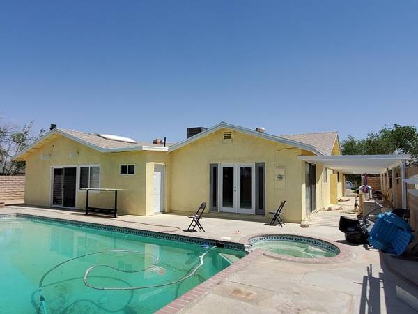 $1,800 / 3br - 1800ft2 - 3 bathroom 3 bedroom house with pool. (California City)