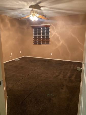$650 One bedrooom with shared bathroom in house (Palmdale)