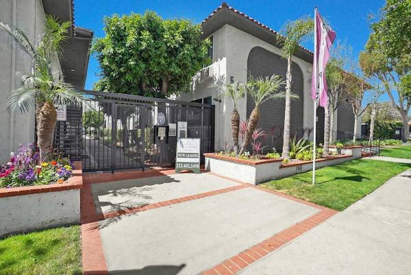 $2,450 / 2br - 940ft2 - 2-Bedroom with Controlled Access/Gated Entry, Two Laundry Facilities, On-Site Management (501-525 N 4th St, Montebello, CA)