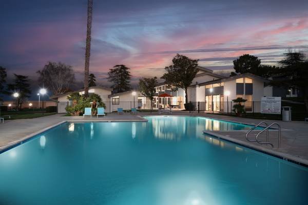 $1,599 / 484ft2 - Call Us Today!