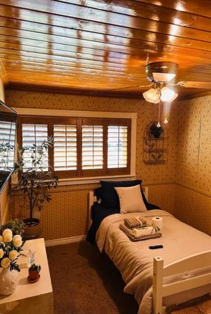 $900 / 1br - 1010ft2 - Room for rent (Farm House) (West side Palmdale)