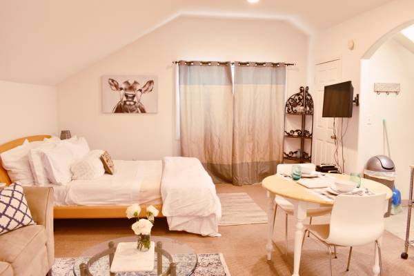 $2,890 / 1br - 500ft2 - Captivating Comfort in Sherman Oaks