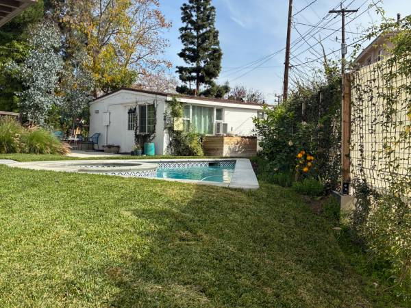 $2,900 / 1br - 0550ft2 - Cute little house in Rancho with saltwater pool and spa, pets welcome