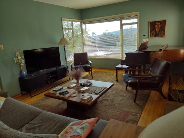 $3,500 / 2br - 1261ft2 - Glendale Hillside View Home (Glendale)