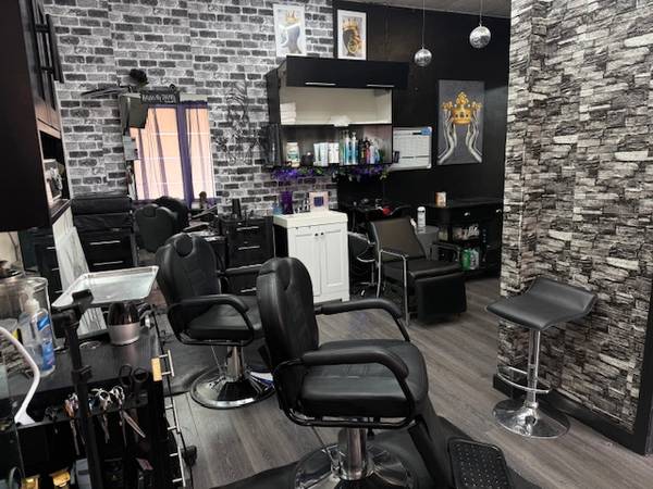 $975 / 300ft2 - Turnkey Hair salon in building with great exposure!!! (Palmdale)