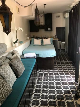 $1,000 / 300ft2 - Private Pool House located in the Hollywood Hills (Hollywood Hills)