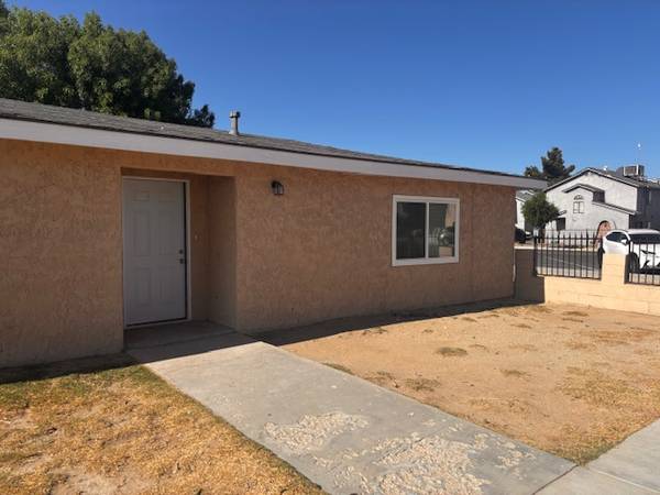$1,500 / 2br - 940ft2 - Remodeled 2 Bedroom One Bath Apartment (Rosamond)