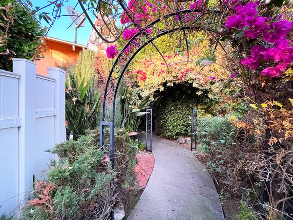 $1,475 Private Bed+Bath: Pets OK/Patio/Parking/In-Unit W+D/Furnished (Studio City)