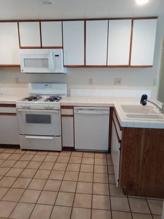 $2,390 / 2br - 1056ft2 - Willow Creek (Lancaster)
