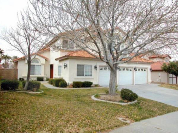 [$1,000 / 1br - Extra Large Room with Backyard Pool/Spa: includes WiFi/Utilities/Garage Parking (West Palmdale)]