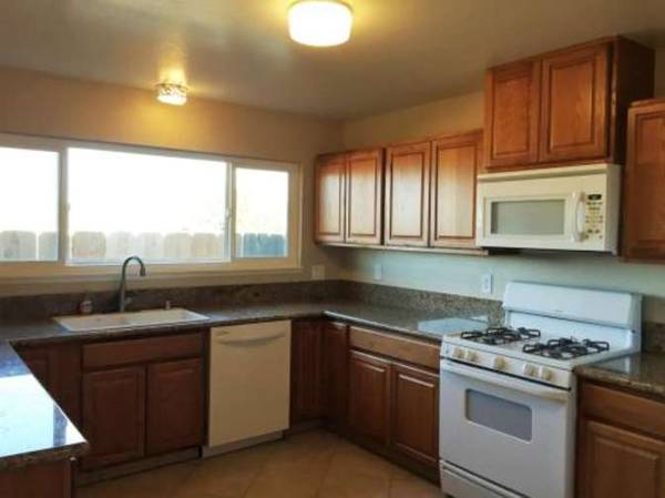 $500 / 3br - 1564ft2 - Looking for Cool Roomie, Room for Rent (Ridgecrest, CA)